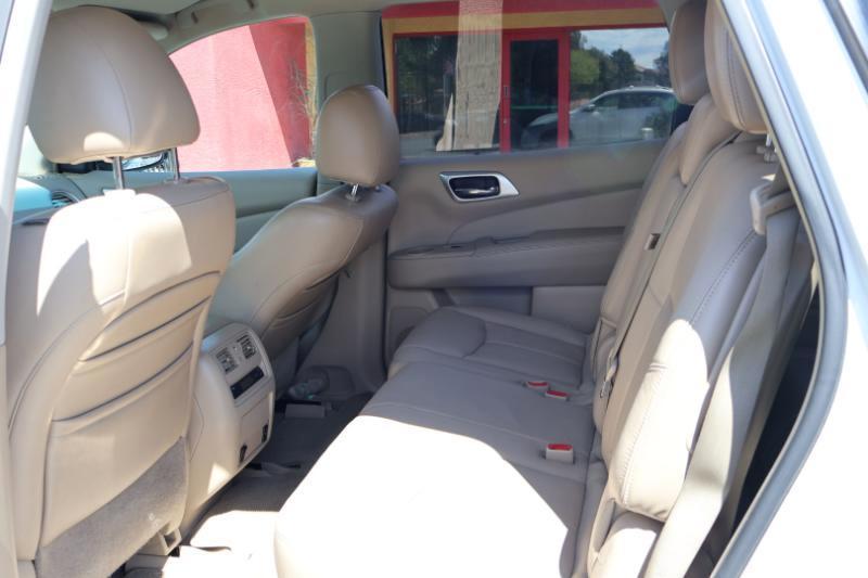Nissan Pathfinder LE 2WD 2013