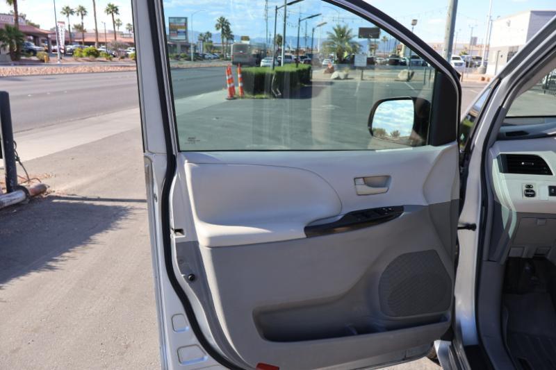 Toyota Sienna LE FWD 8-Passenger V6 2013