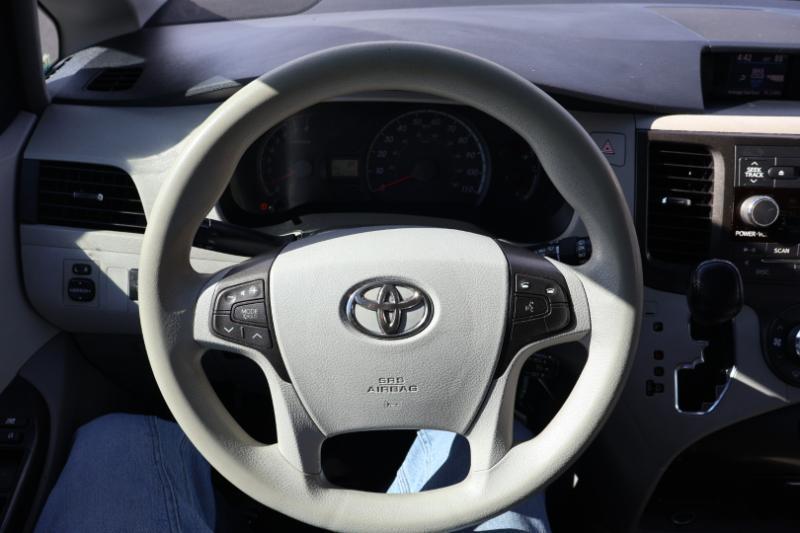 Toyota Sienna LE FWD 8-Passenger V6 2013