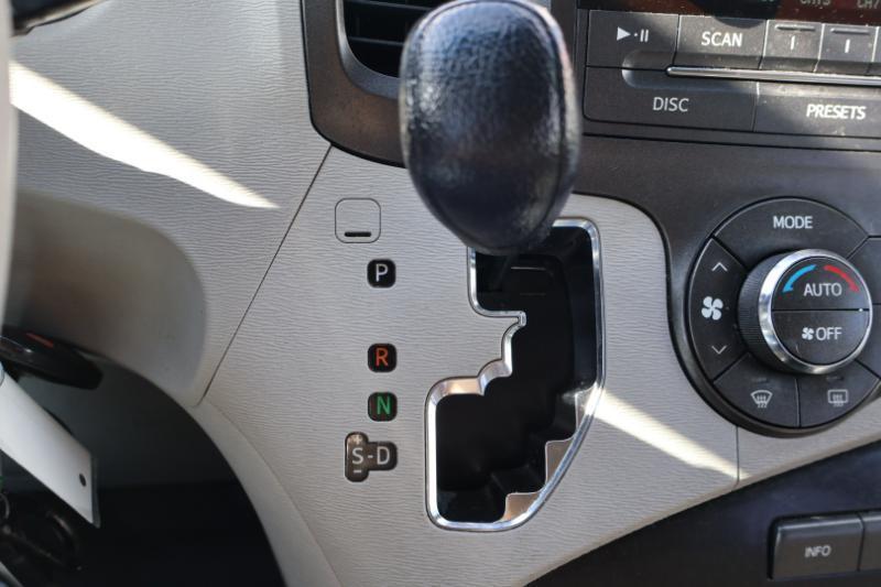 Toyota Sienna LE FWD 8-Passenger V6 2013