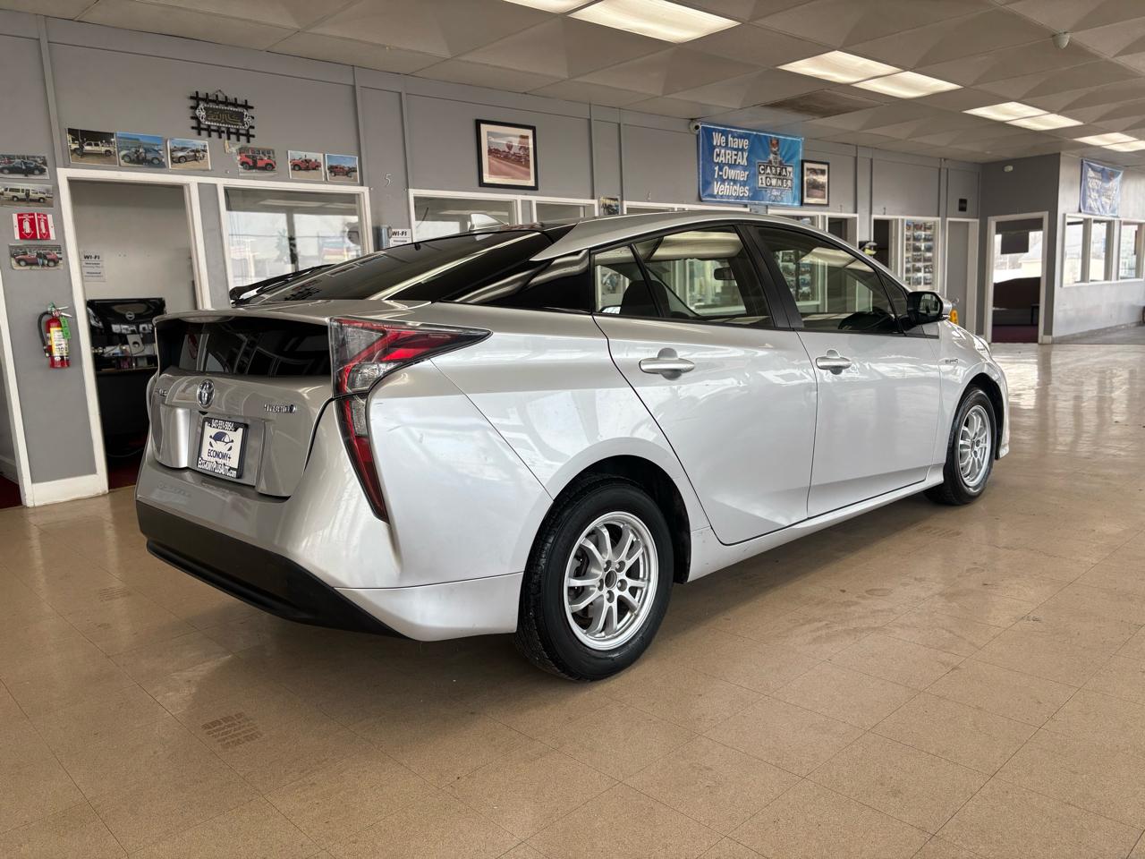Toyota Prius Three Touring (Natl) 2017