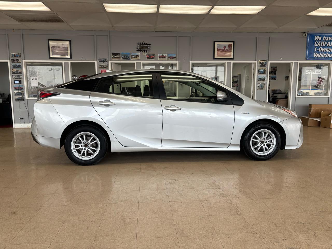 Toyota Prius Three Touring (Natl) 2017