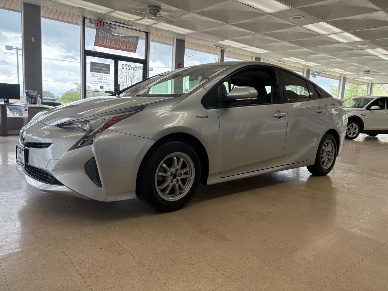 Toyota Prius Two (Natl) 2017