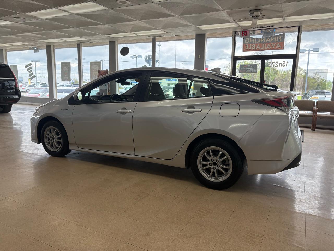 Toyota Prius Two (Natl) 2017
