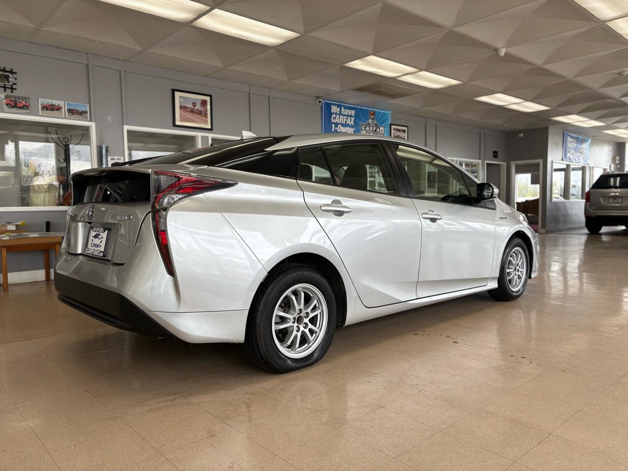 Toyota Prius Two (Natl) 2017