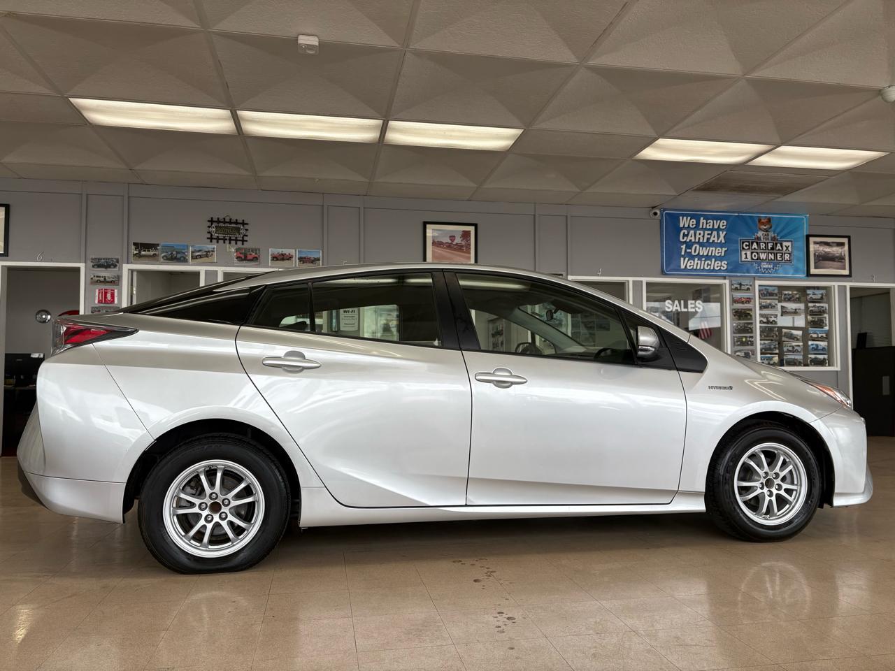 Toyota Prius Two (Natl) 2017