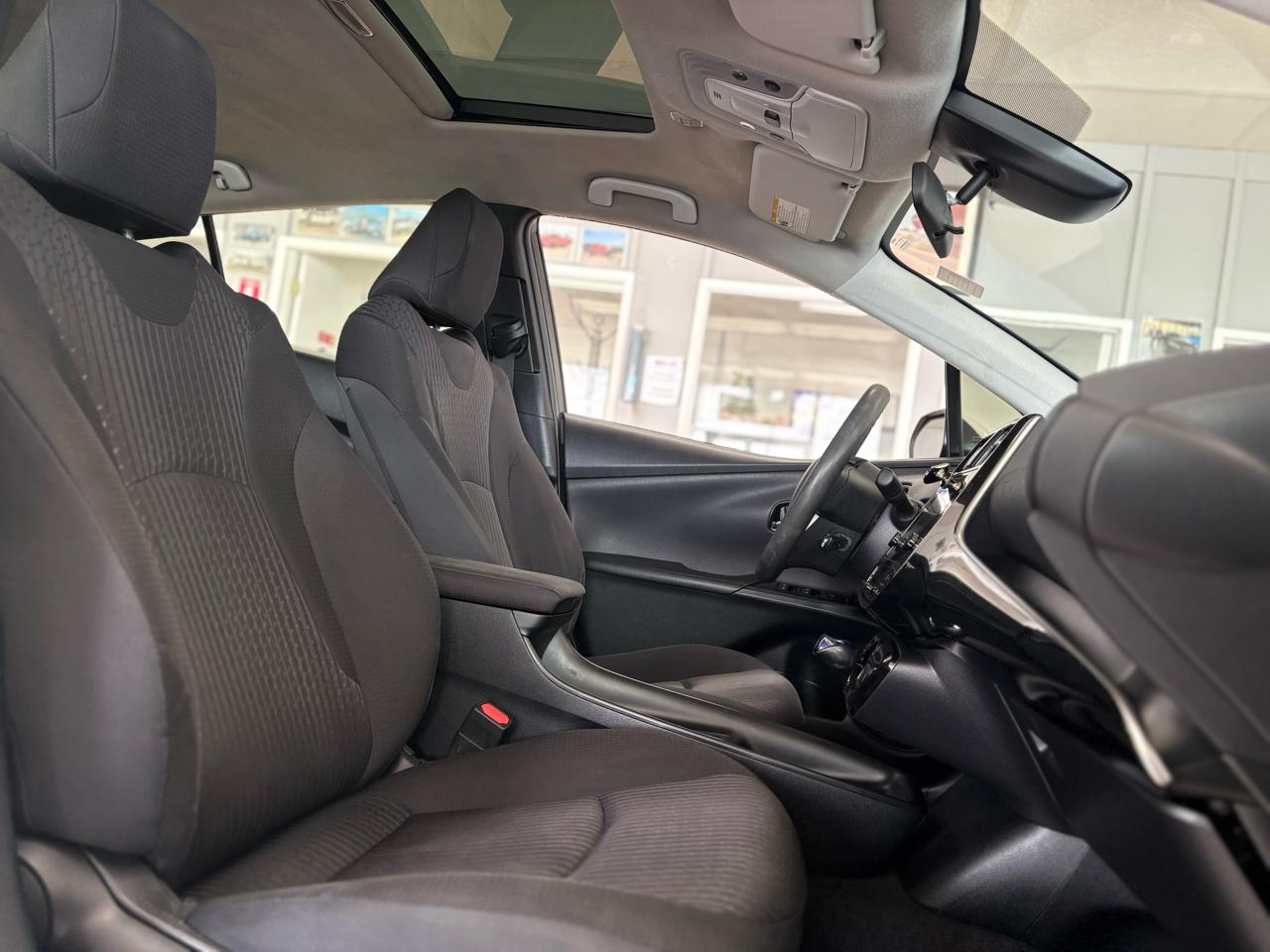Toyota Prius Two (Natl) 2017