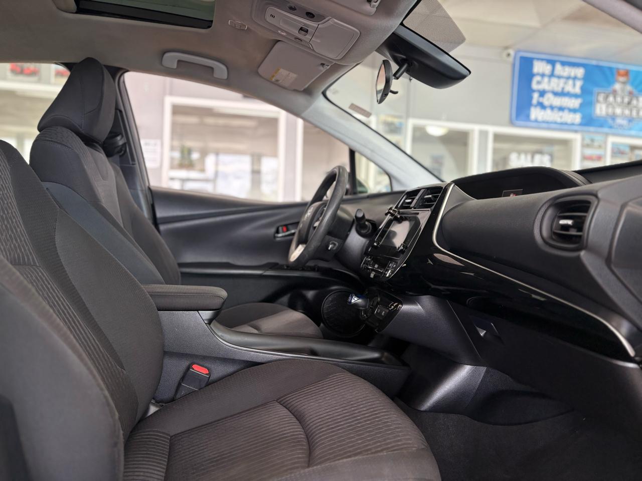Toyota Prius Two (Natl) 2017