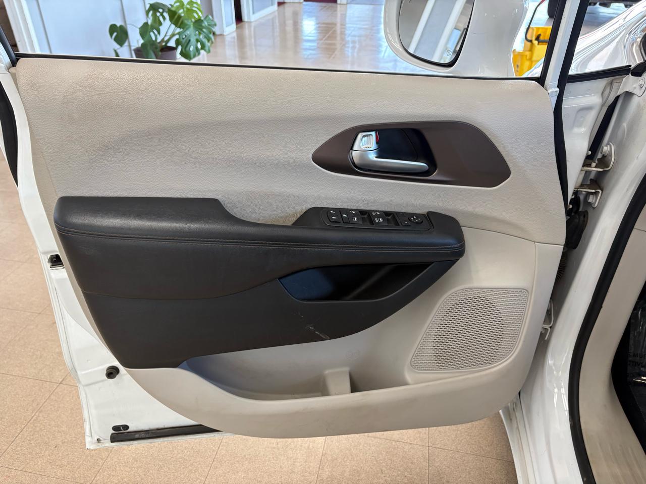 Chrysler Pacifica Touring L FWD 2018