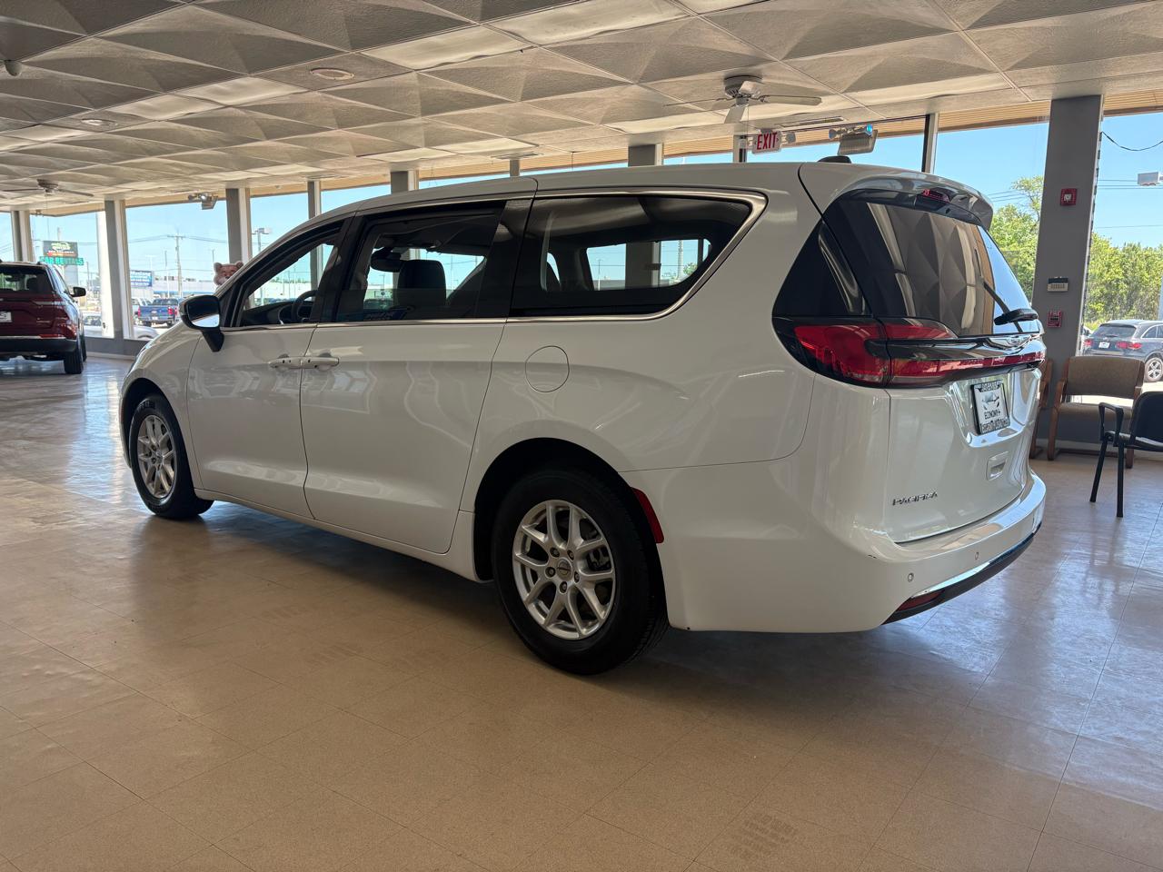 Chrysler Pacifica Touring L FWD 2023