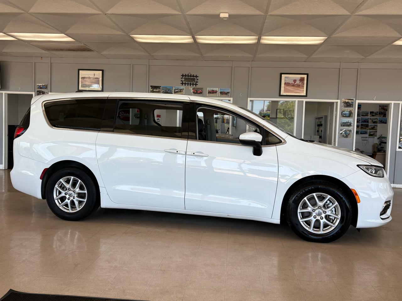 Chrysler Pacifica Touring L FWD 2023
