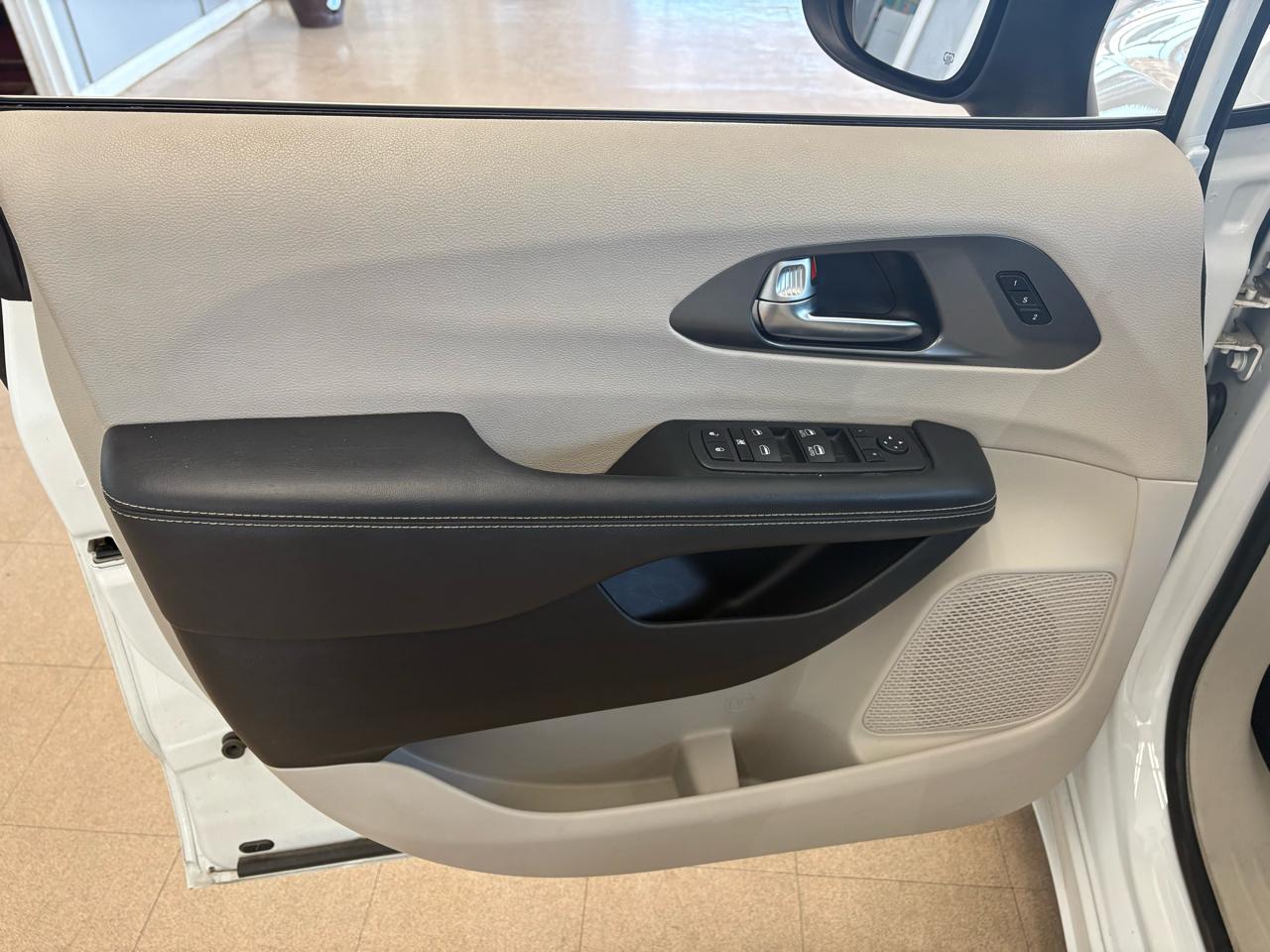 Chrysler Pacifica Touring L FWD 2023