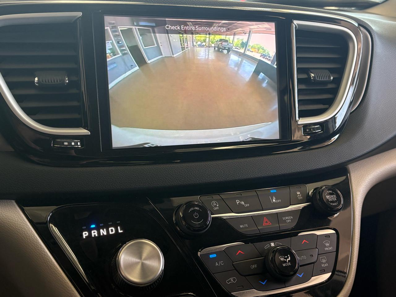 Chrysler Pacifica Touring L FWD 2023