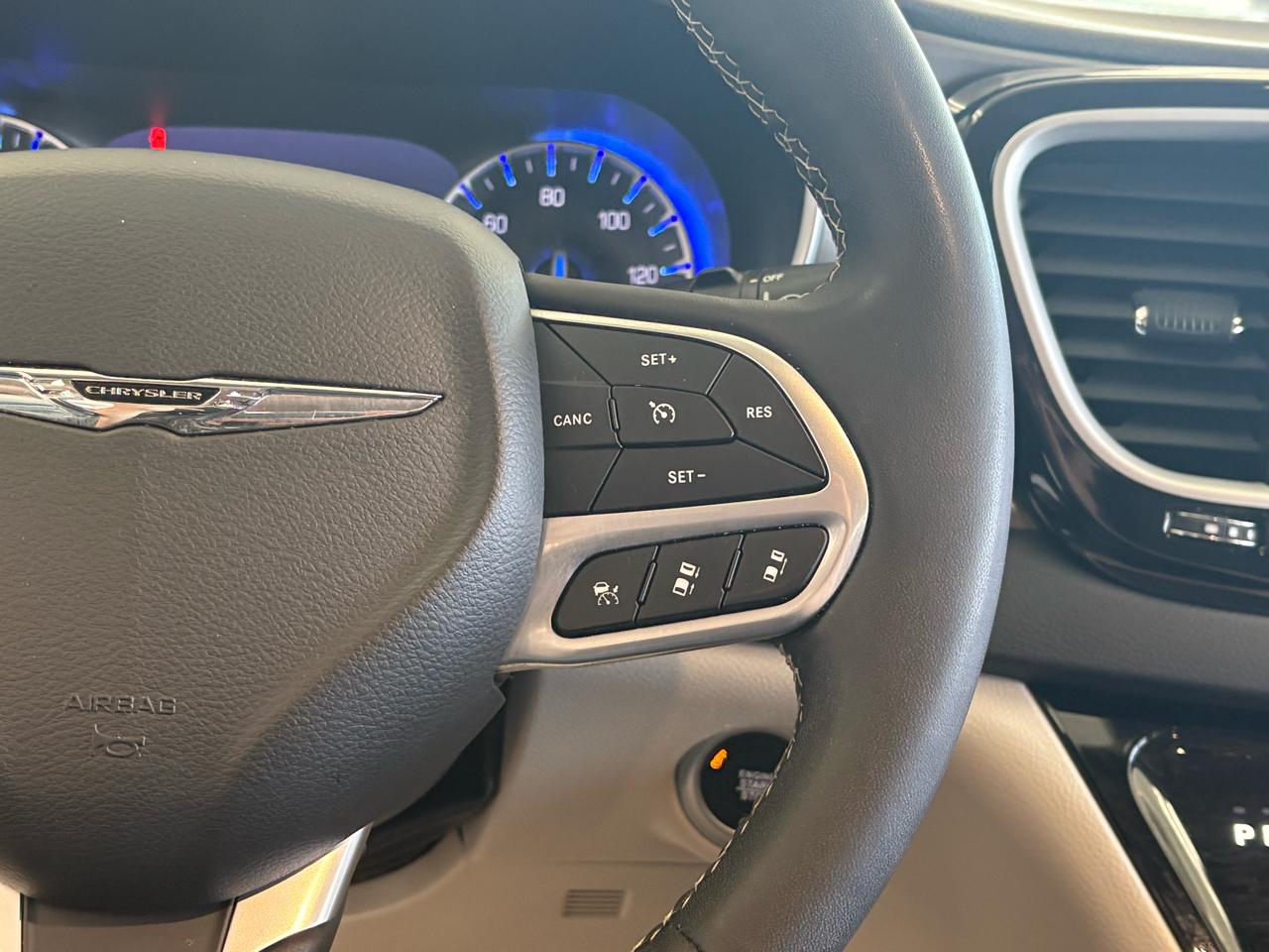 Chrysler Pacifica Touring L FWD 2023