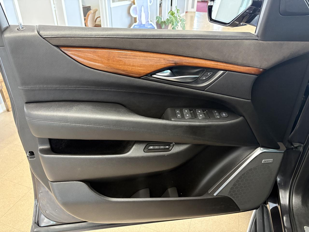 Cadillac Escalade ESV 4WD 4dr Luxury Collection 2016