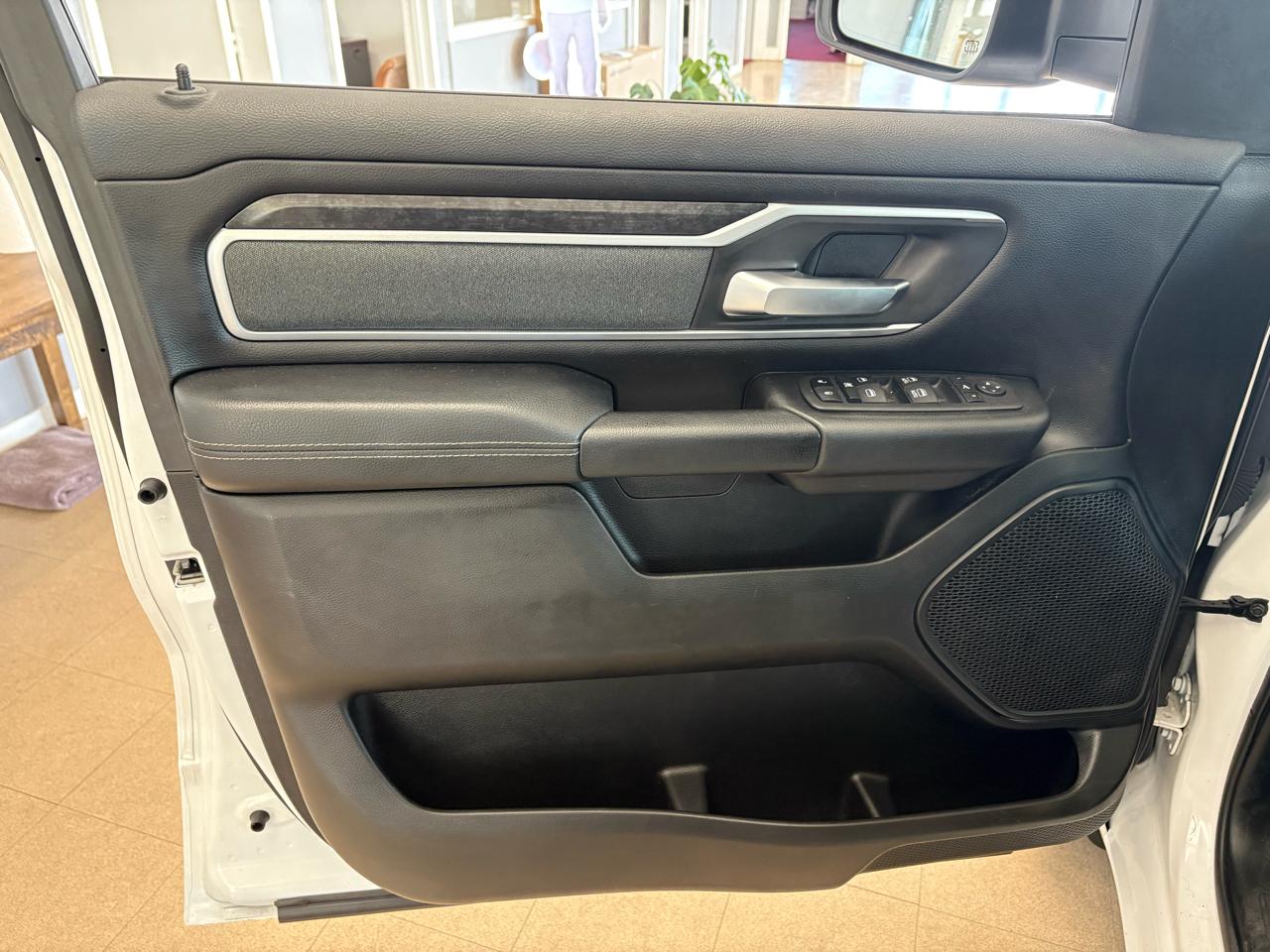 RAM 1500 Big Horn 4x4 Crew Cab 5'7" Box 2023