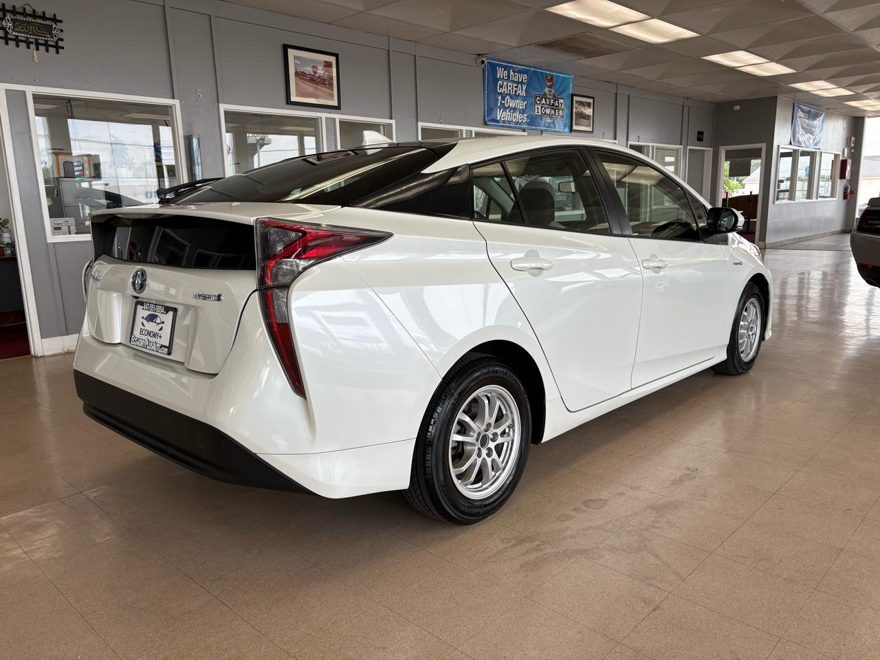 Toyota Prius 5dr HB Two (Natl) 2016
