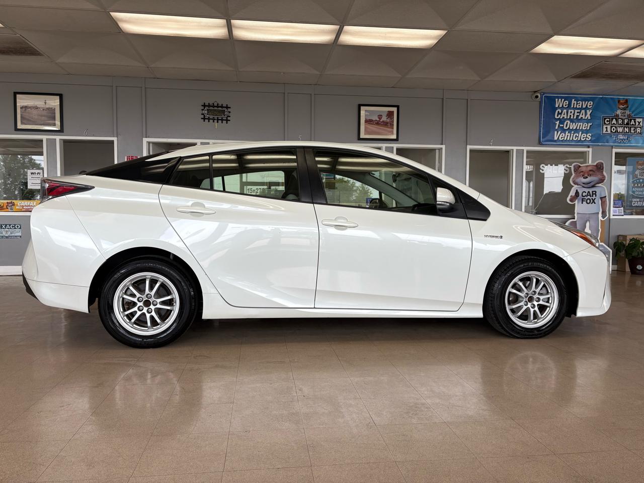 Toyota Prius 5dr HB Two (Natl) 2016