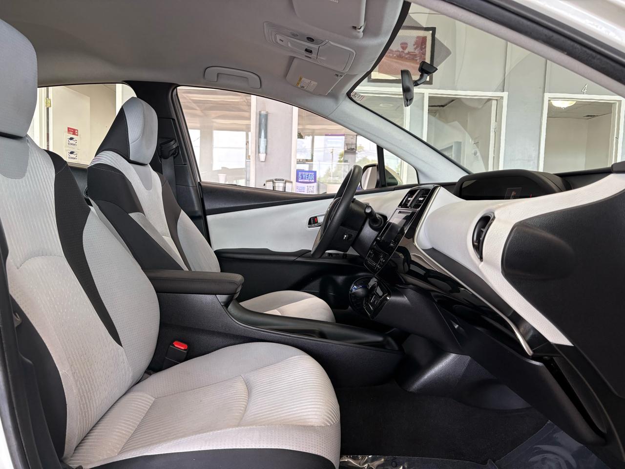 Toyota Prius 5dr HB Two (Natl) 2016