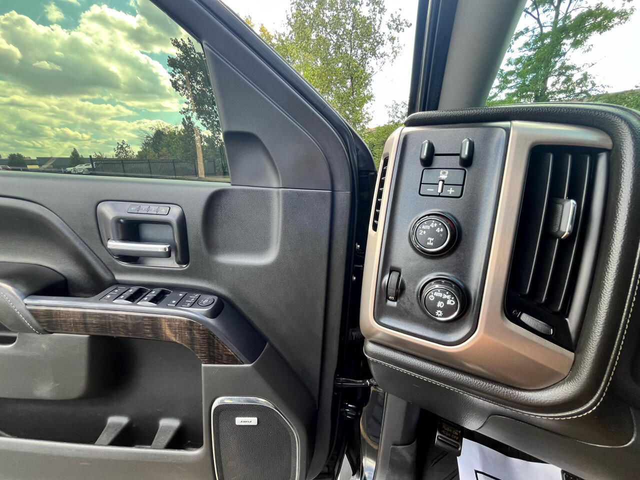 GMC Sierra 1500 Denali Crew Cab Long Box 4WD 2016 GMC Sierra 1500 Denali Crew Cab Long Box 4WD 2016