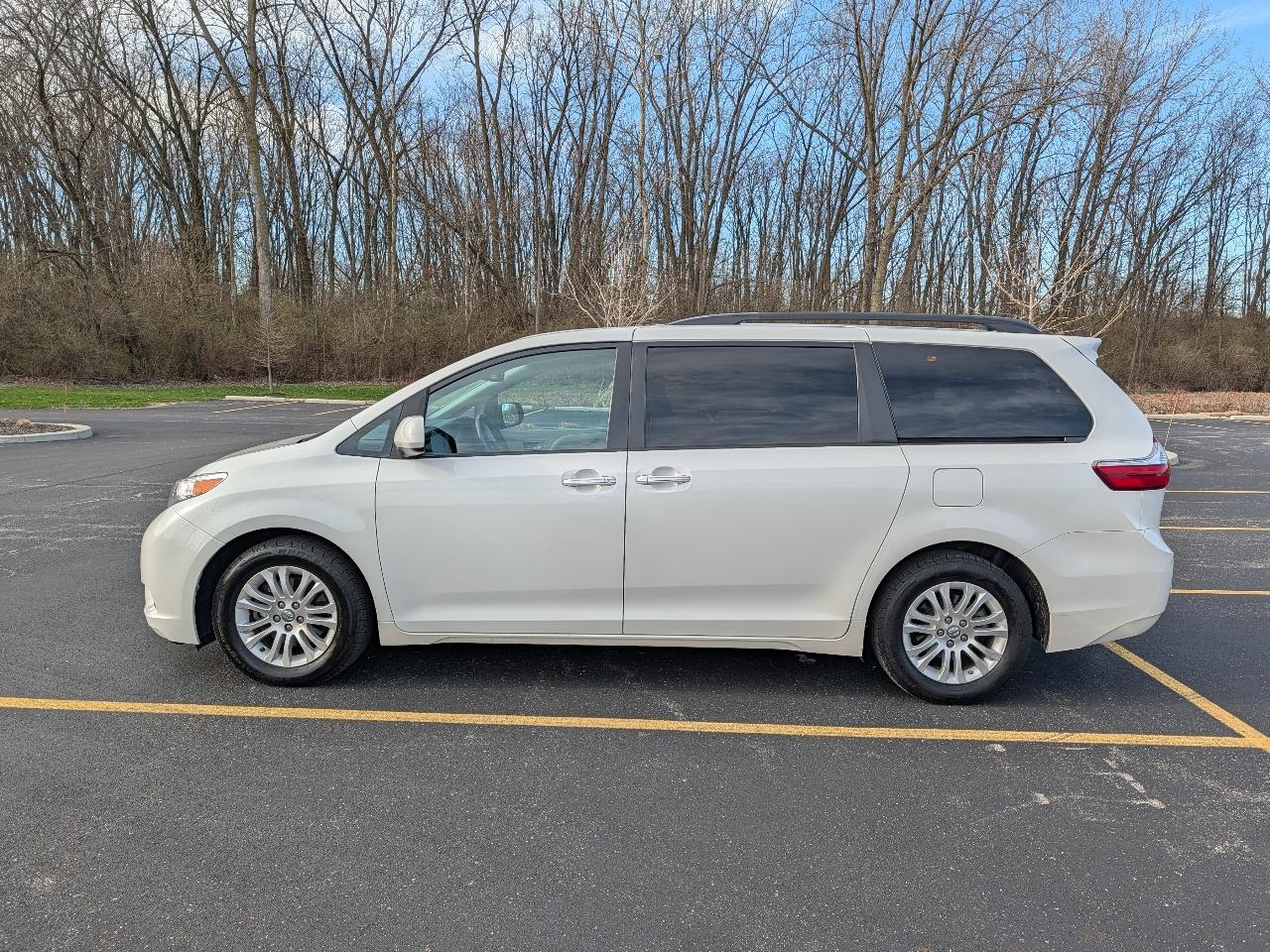 Toyota Sienna XLE 8-Passenger 2017