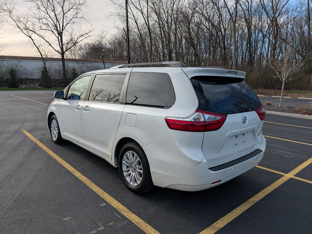 Toyota Sienna XLE 8-Passenger 2017