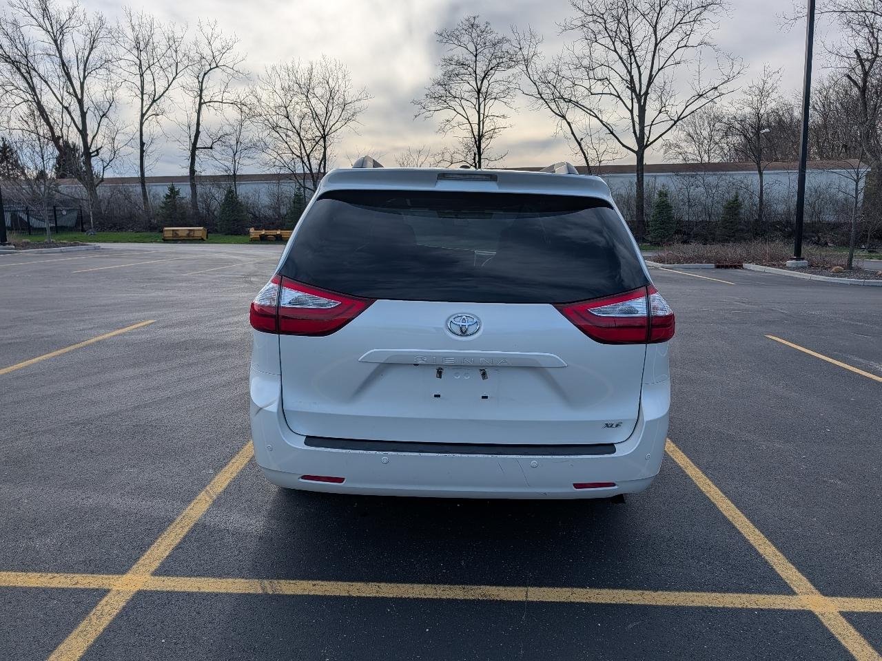 Toyota Sienna XLE 8-Passenger 2017