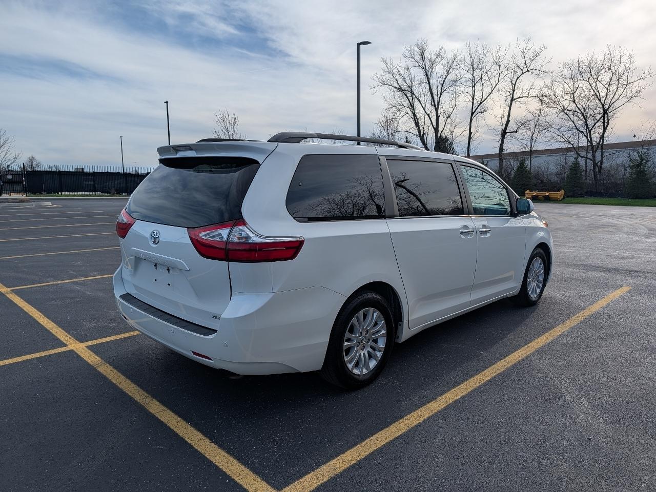 Toyota Sienna XLE 8-Passenger 2017