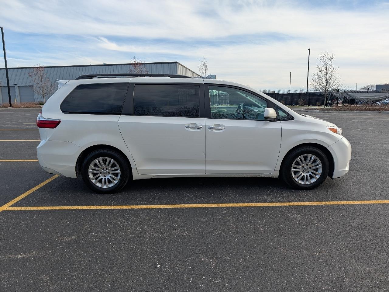 Toyota Sienna XLE 8-Passenger 2017