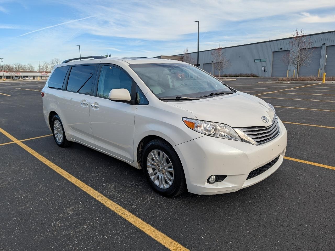 Toyota Sienna XLE 8-Passenger 2017
