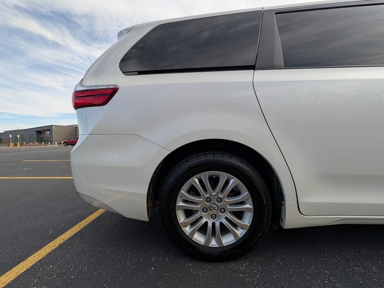 Toyota Sienna XLE 8-Passenger 2017