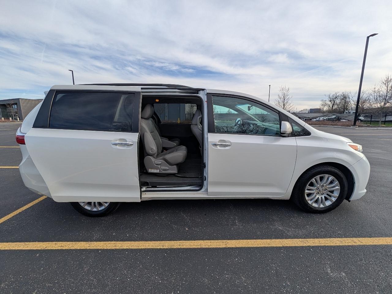 Toyota Sienna XLE 8-Passenger 2017
