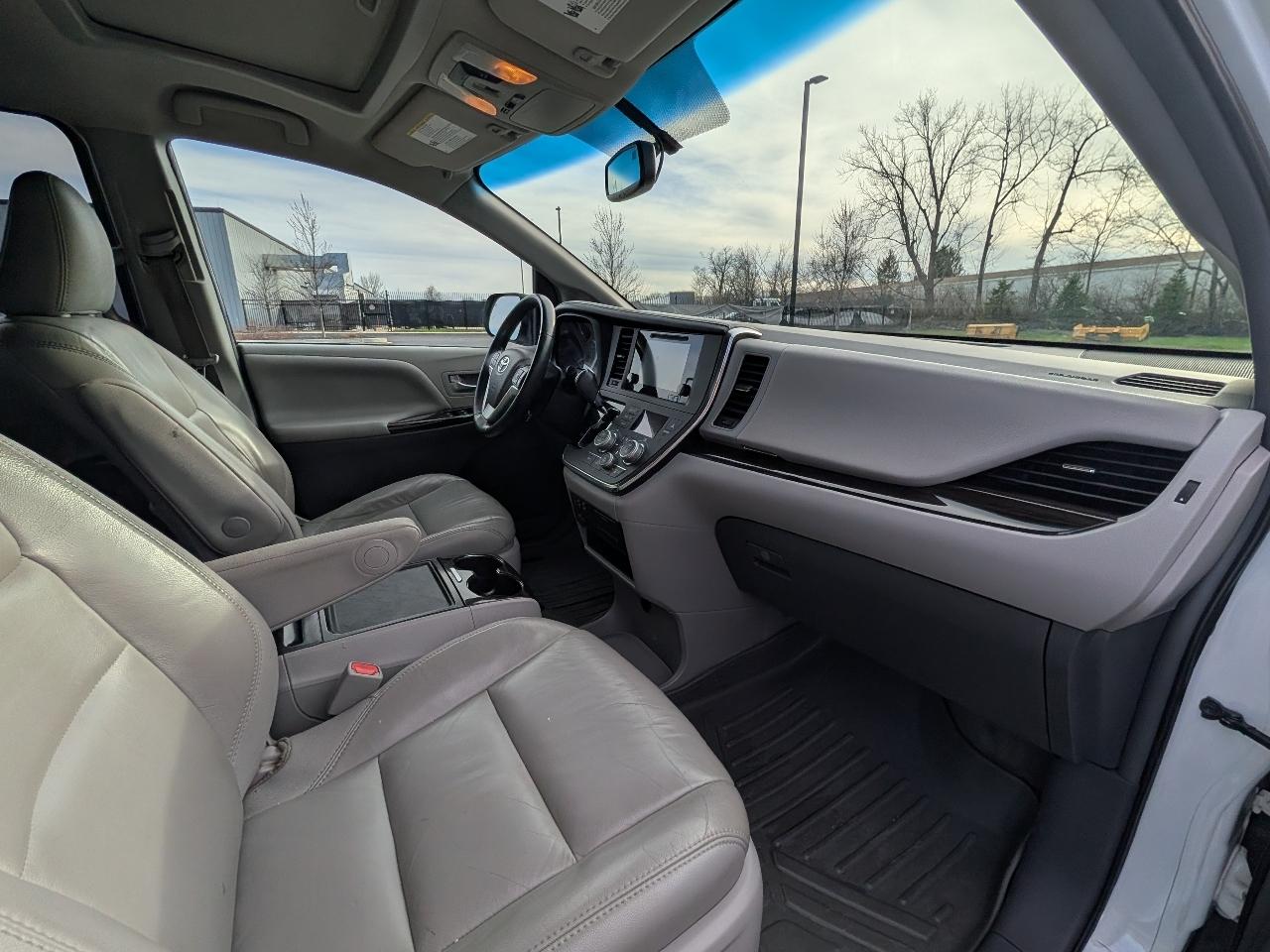 Toyota Sienna XLE 8-Passenger 2017