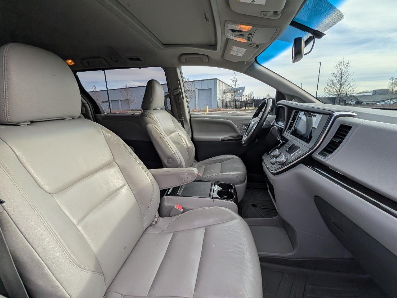 Toyota Sienna XLE 8-Passenger 2017