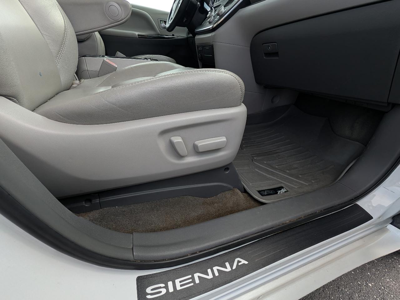 Toyota Sienna XLE 8-Passenger 2017