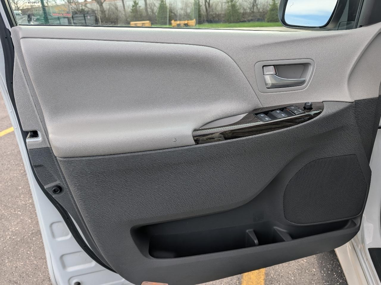 Toyota Sienna XLE 8-Passenger 2017
