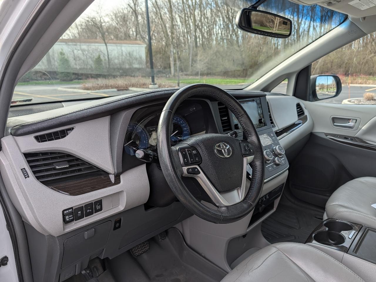 Toyota Sienna XLE 8-Passenger 2017
