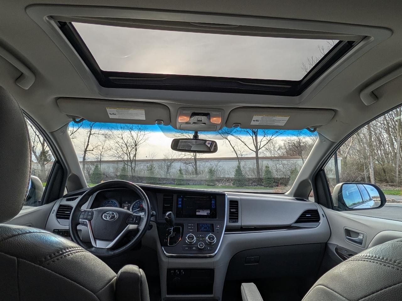 Toyota Sienna XLE 8-Passenger 2017