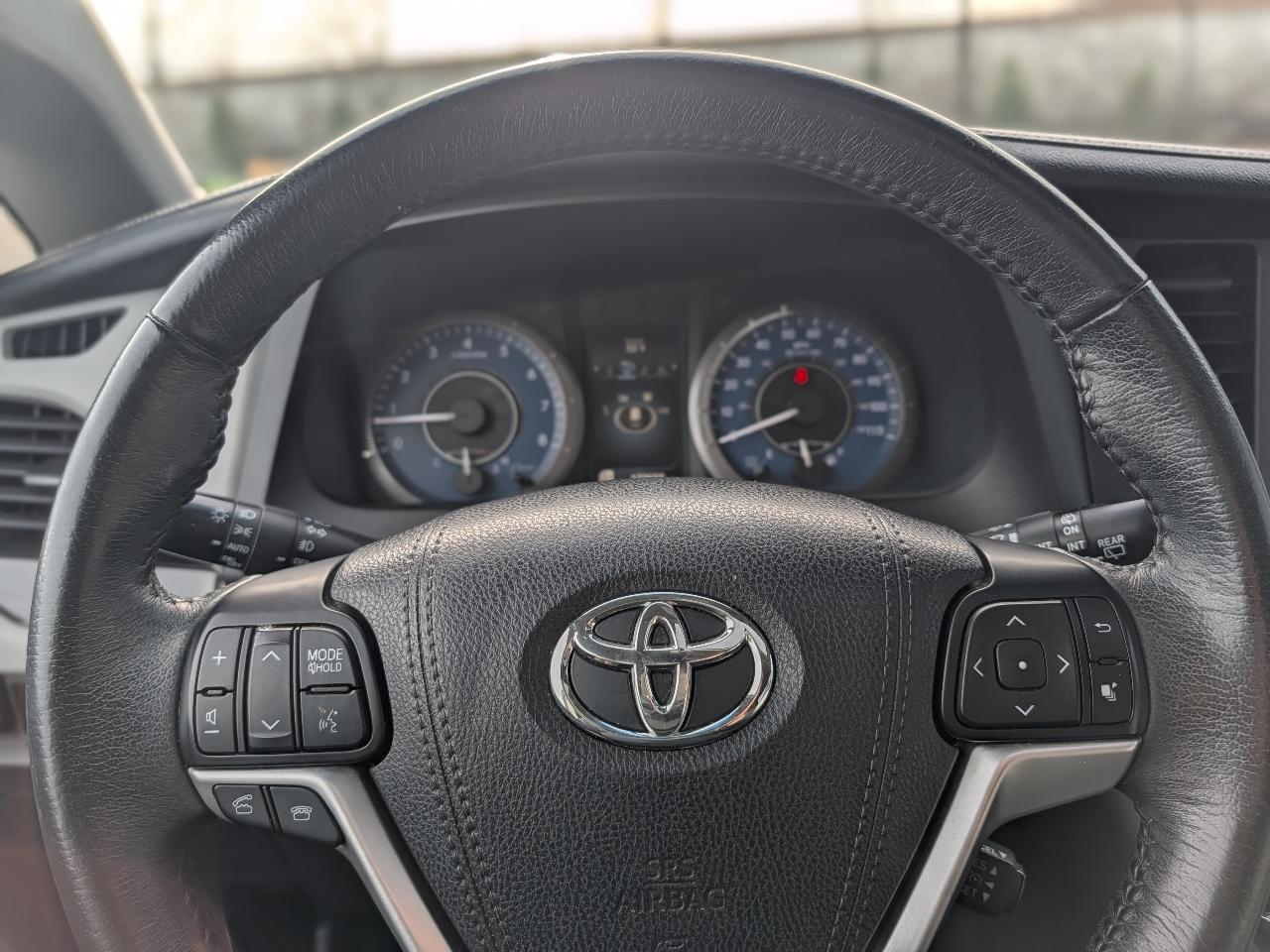 Toyota Sienna XLE 8-Passenger 2017