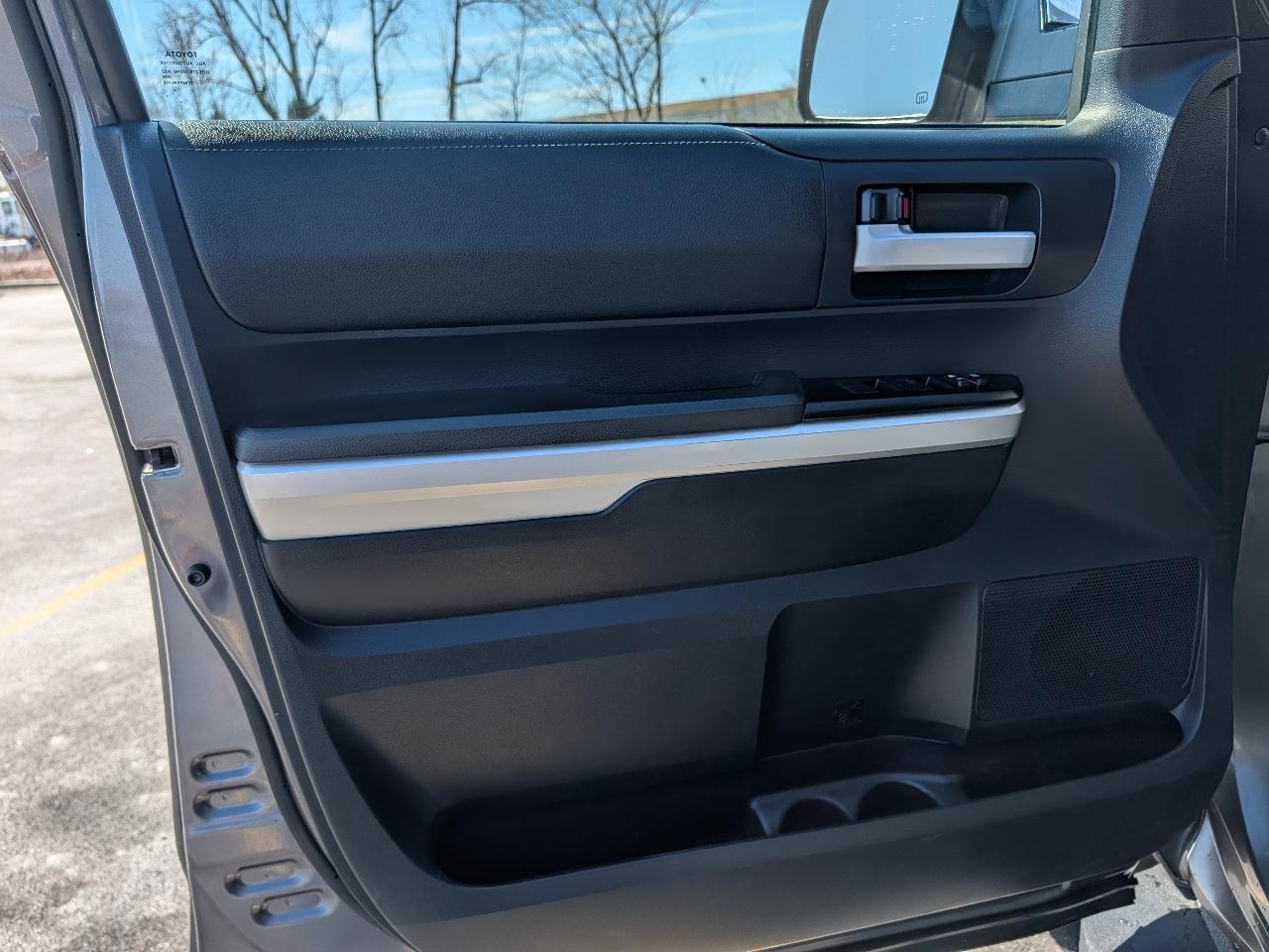 Toyota Tundra SR5 4.6L V8 Double Cab 4WD 2016