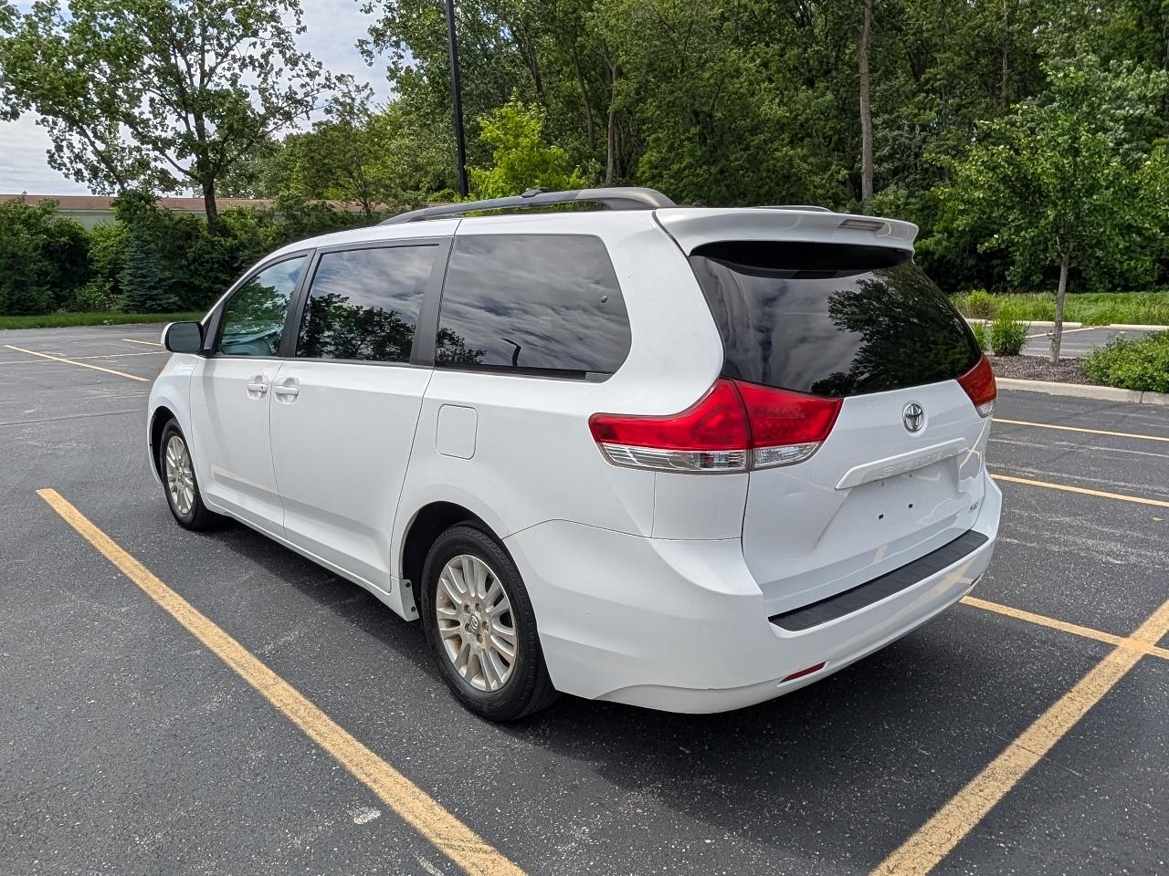 Toyota Sienna XLE FWD 8-Passenger V6 2013