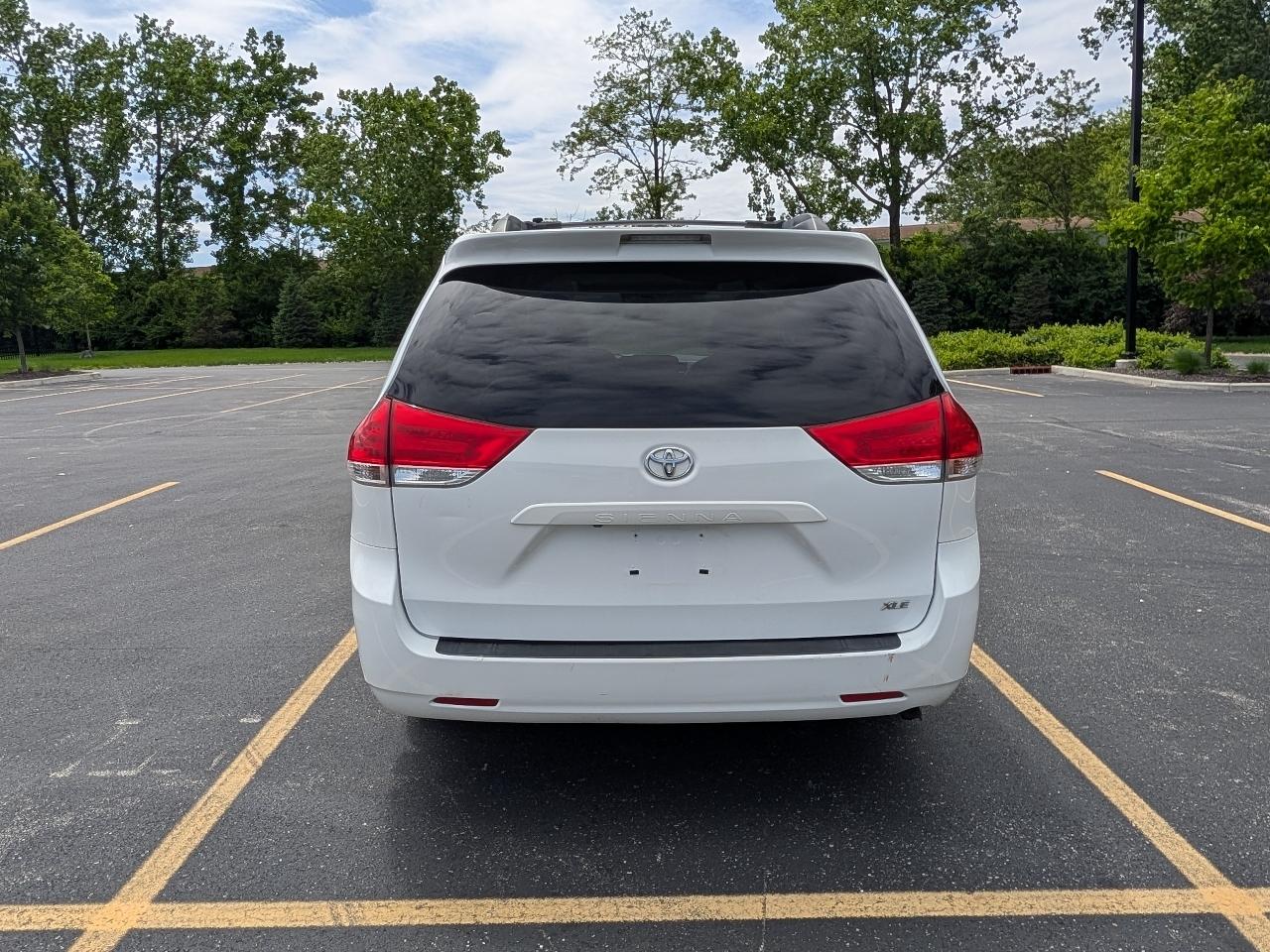 Toyota Sienna XLE FWD 8-Passenger V6 2013