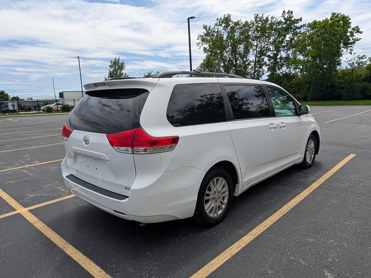 Toyota Sienna XLE FWD 8-Passenger V6 2013