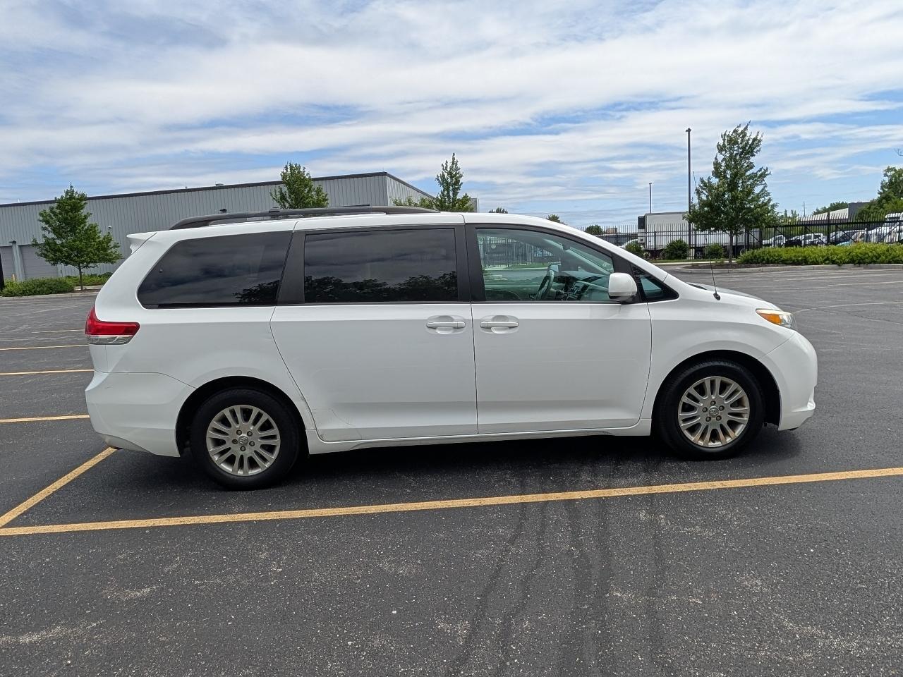 Toyota Sienna XLE FWD 8-Passenger V6 2013