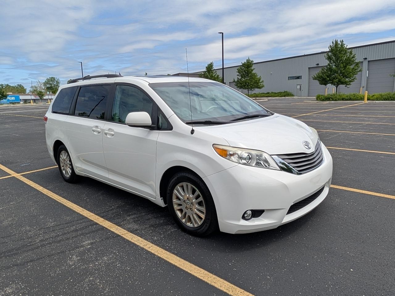 Toyota Sienna XLE FWD 8-Passenger V6 2013