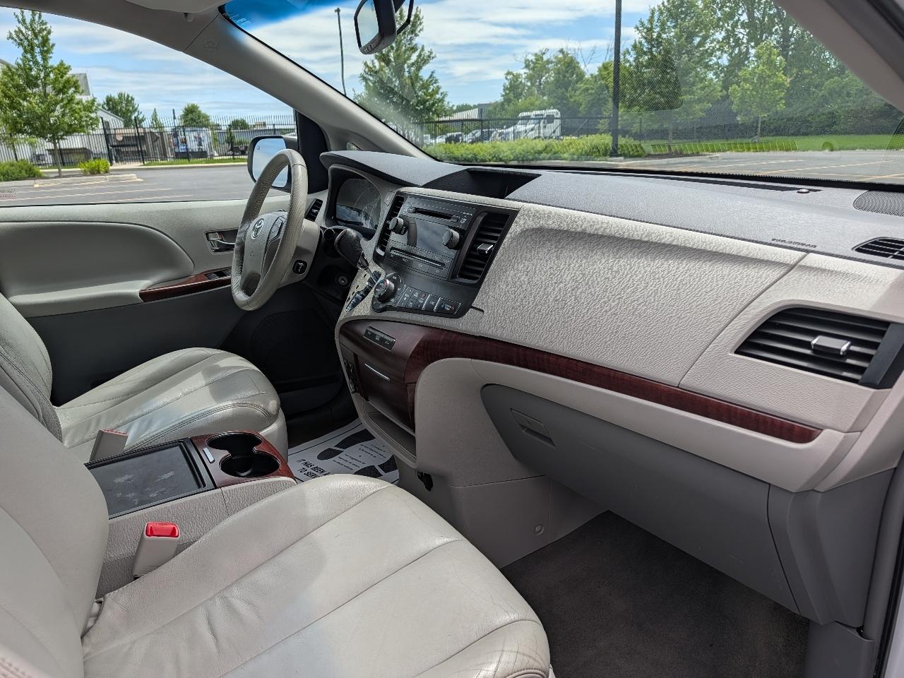 Toyota Sienna XLE FWD 8-Passenger V6 2013