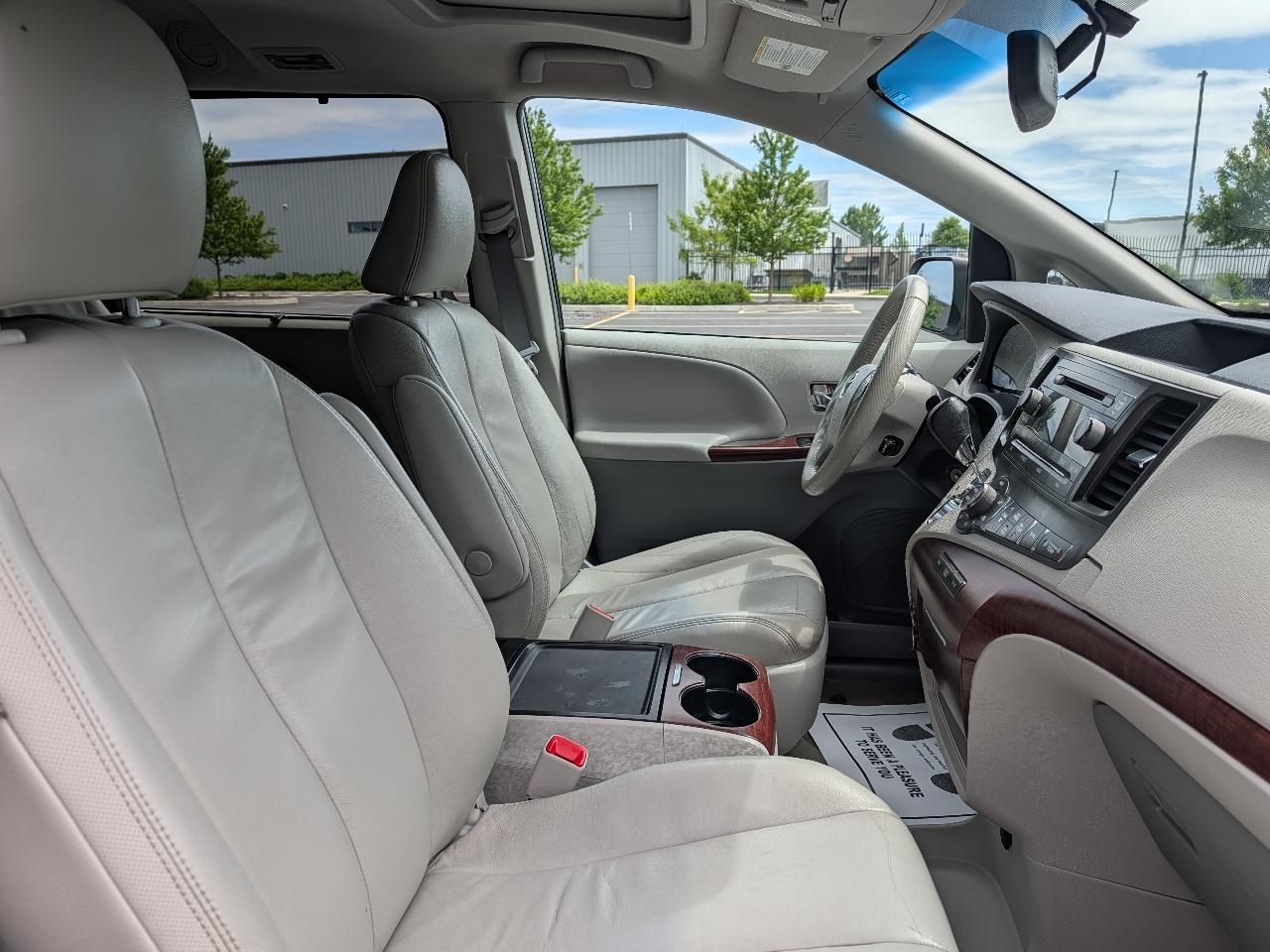 Toyota Sienna XLE FWD 8-Passenger V6 2013