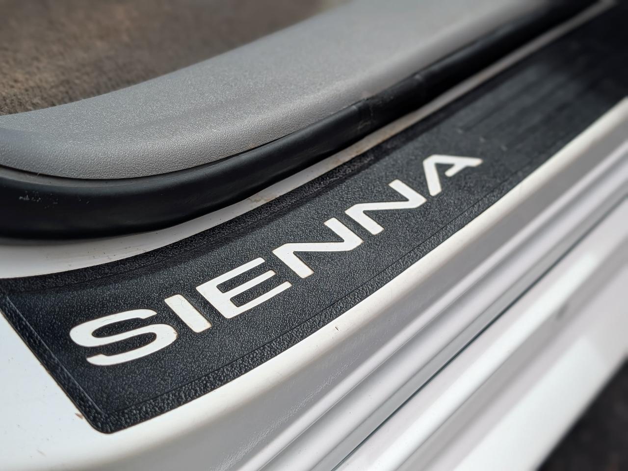 Toyota Sienna XLE FWD 8-Passenger V6 2013