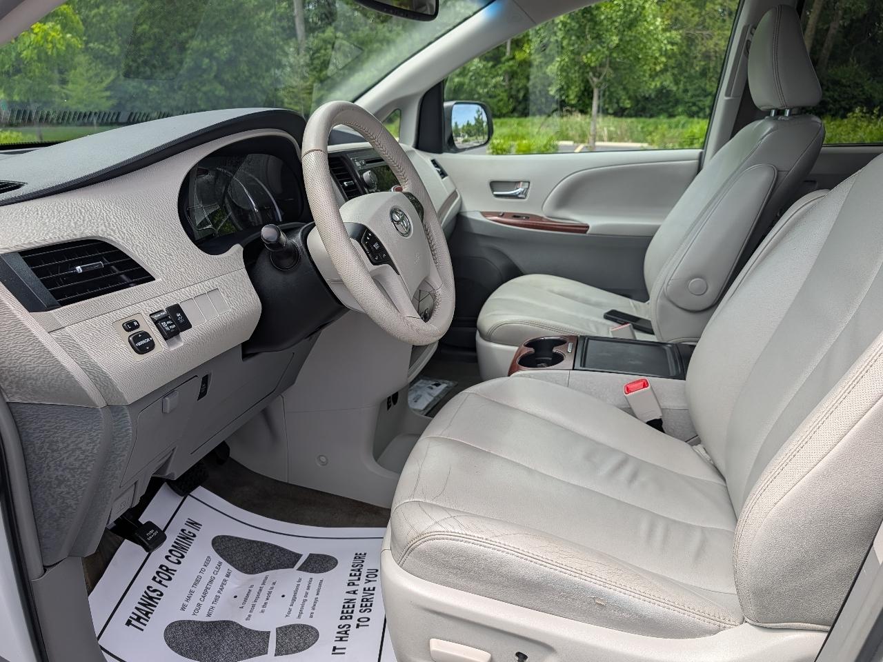 Toyota Sienna XLE FWD 8-Passenger V6 2013