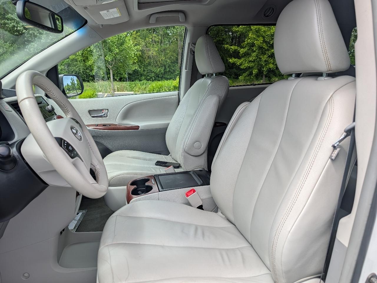 Toyota Sienna XLE FWD 8-Passenger V6 2013